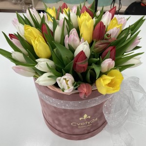 Букет из разноцветных тюльпанов в шляпной коробке "Цветочный сувенир"